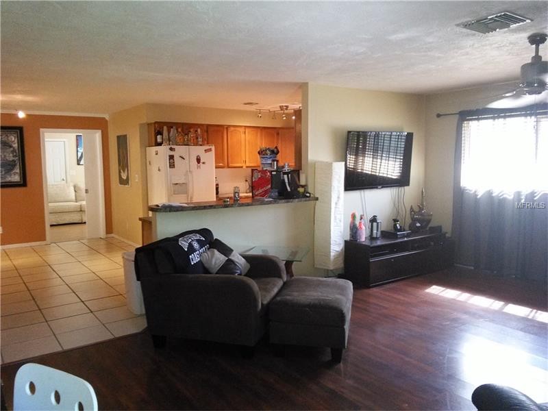 entrance into livingroom