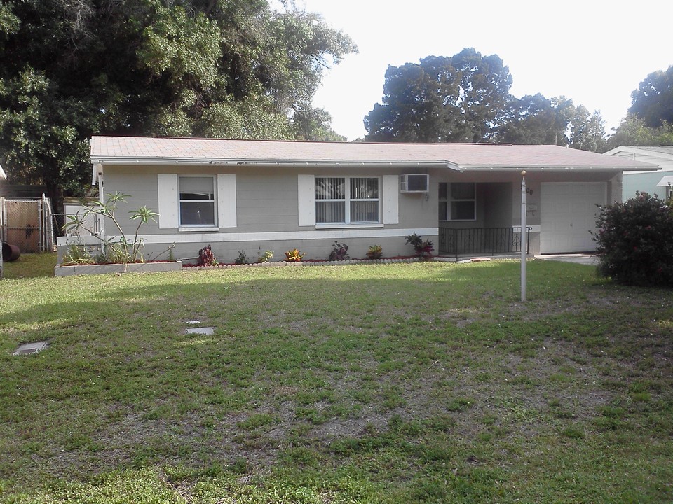 88th avenue north - lots of yard