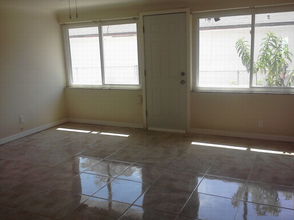 florida room entrance from living room, showing entrance and exit from back of home.